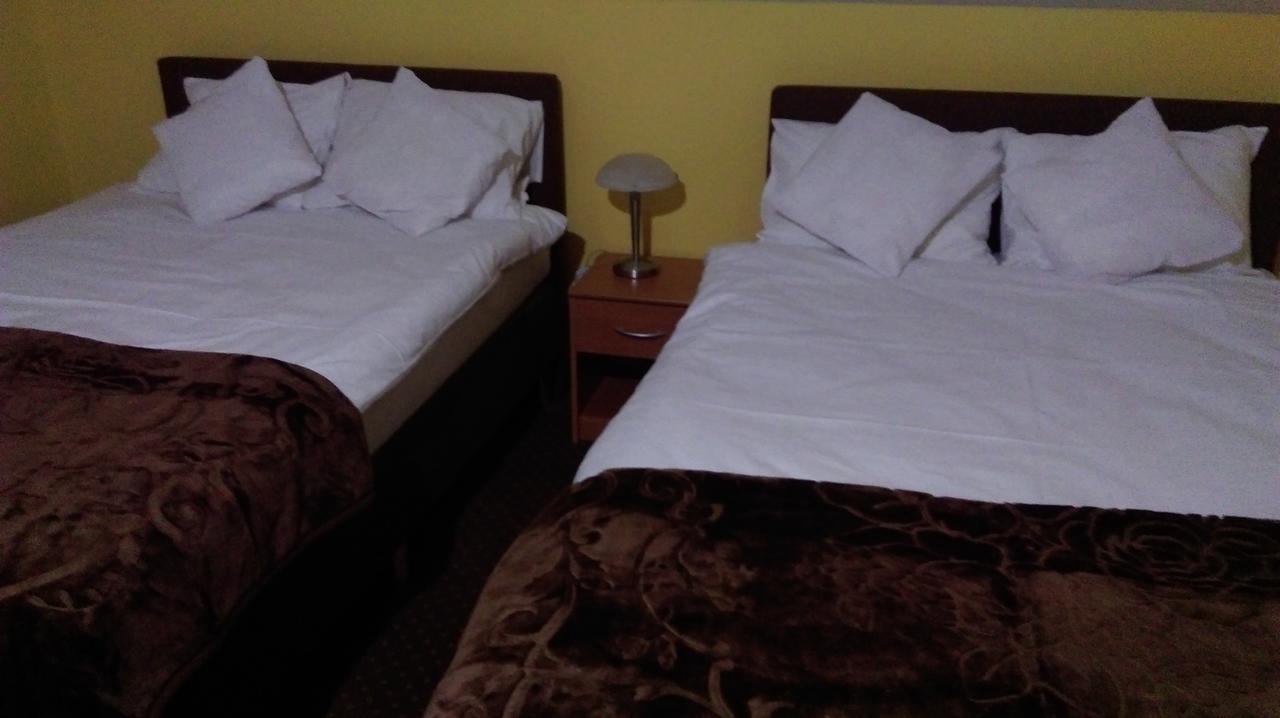Pod Lwami Hotel บัวเนีย ภายนอก รูปภาพ
