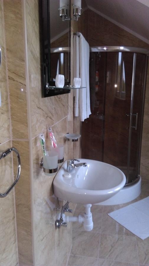 Pod Lwami Hotel บัวเนีย ภายนอก รูปภาพ